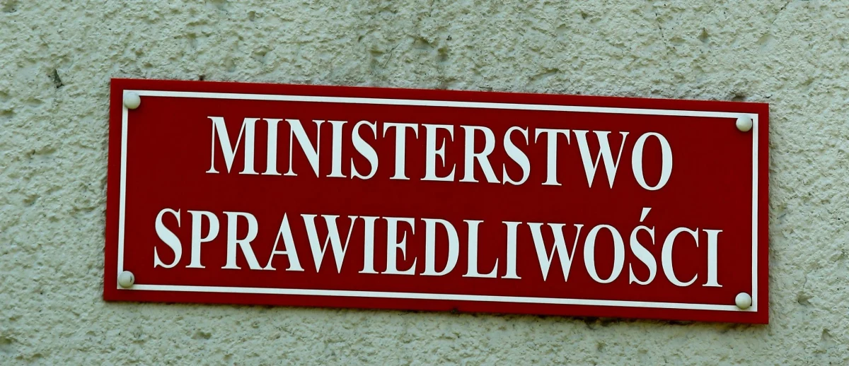 Sejm rozpoczął pracę nad rządowym projektem ustawy w sprawie utworzenia publicznego rejestru pedofilów i zakazu ich zatrudniania w zawodach, w których mogliby mieć kontakt z małoletnimi. Sprawcy figurowaliby w rejestrze, aż do zatarcia skazania. Resort sprawiedliwości chce, żeby niektóre informacje o pedofilach były udostępniane do publicznej wiadomości.