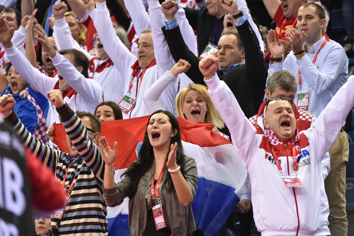 "Cud nad cudami. Rozgromiliśmy Polskę i jesteśmy w półfinale" - piszą chorwackie media po zwycięstwie nad Polską 37:23 w ostatnim meczu drugiej rundy grupowej mistrzostw Europy piłkarzy ręcznych. Chorwaci zagrają o medal, a Polaków na podium zabraknie.