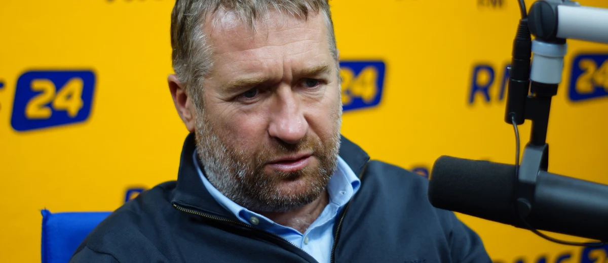 Kogo zaboli podatek sklepowo-obrotowy? "Jak zwykle słabszych. Mocniejsi znajdą sposób, żeby sobie zrekompensować. Zwykle tak bywa, że mali i średni dostają po kościach najwięcej - jak nie kijem go, to pałą" - mówi gość Kontrwywiadu RMF FM, zwycięzca Rajdu Dakar, ale również przedsiębiorca Rafał Sonik. Jego zdaniem najwięksi przedsiębiorcy zrekompensują sobie podatek handlowy mniejszymi kosztami finansowania. "Mniejsi i średni będą mieli wyższe koszty finansowania i na tym się to wyrówna" - uważa gość Kontrwywiadu. "Zawsze w pierwszym odruchu oferent, jeśli rosną mu obciążenia, przenosi je na swoich klientów. Przecież nawet państwa już dawno zorientowały się, że najskuteczniejszy jest podatek, który musi zapłacić ostatni odbiorca, bo on jest bezbronny" - dodaje Sonik.