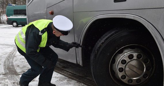 "Zapewniam pana, że ITD zostanie". "Nadal pracujemy nad ustawą likwidującą ITD". To dwa głosy dwóch ministrów w sprawie Inspekcji Transportu Drogowego. Jej utrzymania chce minister infrastruktury, wcielenia do policji chce resort spraw wewnętrznych i administracji. Jednak kluczowe znaczenie w tym sporze mogą mieć unijne przepisy, które zablokują plany likwidacji ITD. 


