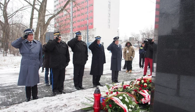 10. rocznica katastrofy MTK. ​Kwiaty i znicze przed pomnikiem ofiar w Katowicach