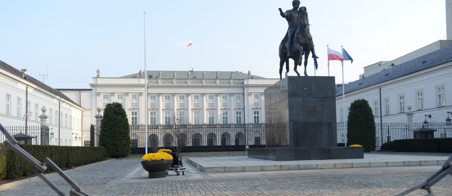 Są zarzuty w sprawie zniknięcia obrazu "Gęsiarka" Romana Kochanowskiego z Pałacu Prezydenckiego. Usłyszał je kelner, pracujący w Pałacu Prezydenckim, gdy głową państwa był Bronisław Komorowski - ustalił dziennikarz RMF FM Mariusz Piekarski. Jarosławowi G. postawiono zarzut paserstwa działa sztuki o istotnym znaczeniu dla kultury. Grozi za to 10 lat więzienia. 