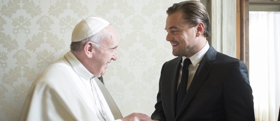 Papież Franciszek przyjął na audiencji w Watykanie Leonardo DiCaprio. Hollywoodzki aktor przekazał papieżowi czek z sumą przeznaczoną na cele dobroczynne. Jej wysokości nie ujawniono.