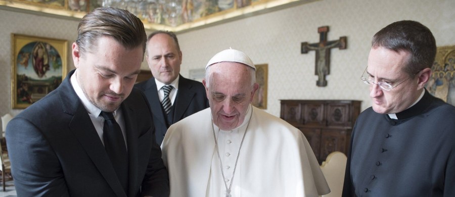 ​Papież Franciszek przyjął na audiencji w Watykanie Leonarda DiCaprio. Popularny aktor przyniósł Ojcu Świętemu mały podarunek. 