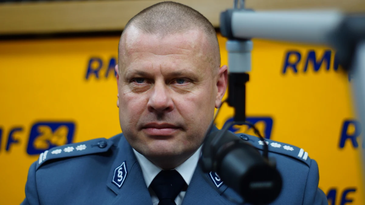 "Polska policja jest w 100 proc. przygotowana na Światowe Dni Młodzieży. Przecież przygotowujemy się nie od dzisiaj, tylko już drugi rok. Mamy sztab, który tak naprawdę jest sztabem dla 2 operacji – jedna to operacja związana ze szczytem NATO, druga operacja z dniami młodzieży" - mówi Gość Krzysztofa Ziemca w RMF FM, Komendant Główny Policji insp. Zbigniew Maj. "Na dziś mamy już zagwarantowane w budżecie 23 mln 700 tys., bo to dostaliśmy w ramach budżetu na 2016 r. Mamy również zagwarantowane od  ministra spraw wewnętrznych i administracji, że prawie 44 mln dostaniemy. I to, co chcieliśmy mamy" - dodaje insp. Maj. Zwiększenie liczby policjantów priorytetem dla policji? "Na pewno będzie ich więcej. Planujemy w tym roku przyjąć do służby 5 tys. policjantów" - odpowiada komendant. Tłumaczy, że to będą młodzi policjanci. Komendant Główny Policji, pytany o inwigilowanie dziennikarzy i ich rodzin w związku z aferą podsłuchową, odpowiada:  "Myślę, że w najbliższych dniach będę miał możliwość przekazania do prokuratury tego, co zostało zebrane w ramach audytu". "Zostało wszczęte postępowanie dyscyplinarne w stosunku do 7 policjantów" - mówi gość RMF FM. Dodaje: "W mojej ocenie i w ocenie moich audytorów, zostały naruszone procedury policyjne w kwestii rejestracji kontroli korespondencji, czyli podsłuchów, oraz rejestracji i sporządzania dokumentacji z materiałów operacyjnych". 