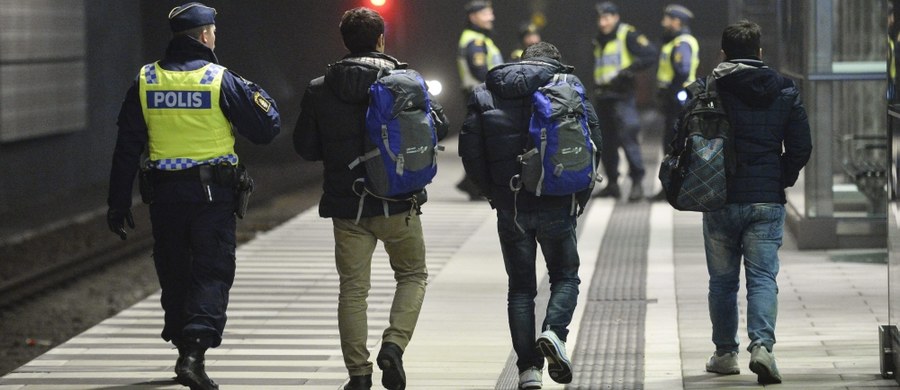 Około 100 ubranych na czarno i zamaskowanych mężczyzn starło się w nocy z policjantami i ochroniarzami w centrum Sztokholmu. Według gazety „Aftonbladet”, mężczyźni mieli atakować osoby o cudzoziemskim wyglądzie, przebywające w pobliżu dworca centralnego.