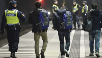 Zamaskowani i ubrani na czarno pseudokibice polowali na imigrantów w centrum Sztokholmu 