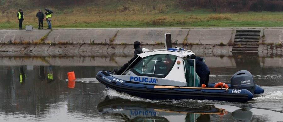 Na Warcie w Poznaniu znów pojawili się policjanci szukający Ewy Tylman. Wciąż jednak nie doszło do przełomu w sprawie - donosi nasz reporter Adam Górczewski. Mieszkanka stolicy Wielkopolski zaginęła pod koniec listopada w okolicach mostu Rocha. Podejrzany o jej zabójstwo twierdzi, że kobieta wpadła do rzeki.