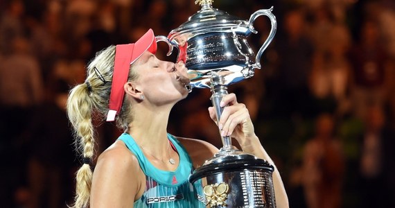 Rozstawiona z numerem siódmym Niemka polskiego pochodzenia Angelique Kerber zaskoczyła świat tenisa. W finale wielkoszlemowego Australian Open pokonała ubiegłoroczną triumfatorkę Serenę Williams 6:4, 3:6, 6:4. To pierwszy wielkoszlemowy tytuł w karierze Kerber. 