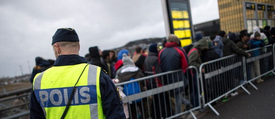 Czterech mężczyzn, którzy w piątek wieczorem atakowali w centrum Sztokholmu migrantów, zatrzymała szwedzka policja. Sprawcy rozdawali ulotki nawołujące do "ukarania" uchodźców. W centrum stolicy zebrały się wieczorem dziesiątki zamaskowanych ludzi.