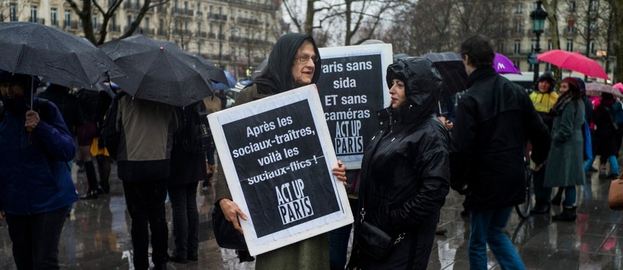 Demonstracje przeciwko stanowi wyjątkowemu wprowadzonemu po zamachach z 13 listopada odbyły się w Paryżu i wielu innych miastach Francji. "Ograniczenia swobód obywatelskich zostały wprowadzone w imię hipotetycznego bezpieczeństwa" - podkreślali mówcy zabierający głos podczas demonstracji.