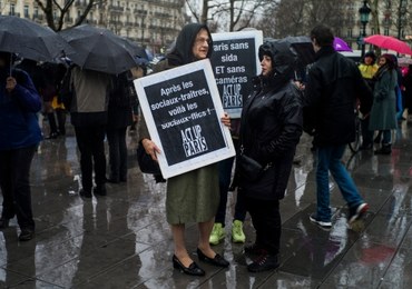 Francuzi demonstrowali przeciwko stanowi wyjątkowemu. "Jak długo jeszcze?"