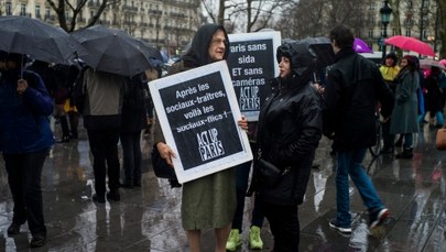 Francuzi demonstrowali przeciwko stanowi wyjątkowemu. "Jak długo jeszcze?"