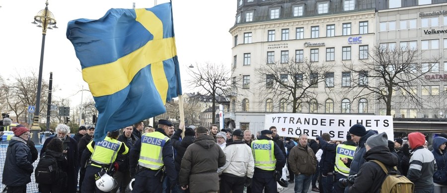 Trzech 23-letnich Polaków zostało zatrzymanych w sobotę w Sztokholmie przez szwedzką policję w związku z demonstracją przeciwników imigracji. Mężczyźni podejrzani są o napaść na uczestników kontrdemonstracji.