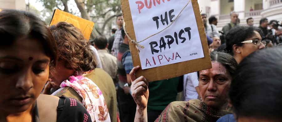 Sąd w Indiach skazał trzech mężczyzn na karę śmierci, a trzech pozostałych na dożywocie za gwałt zbiorowy i morderstwo 20-letniej studentki na przedmieściach Kalkuty w 2013 roku. Wyrok wydano w sobotę. 