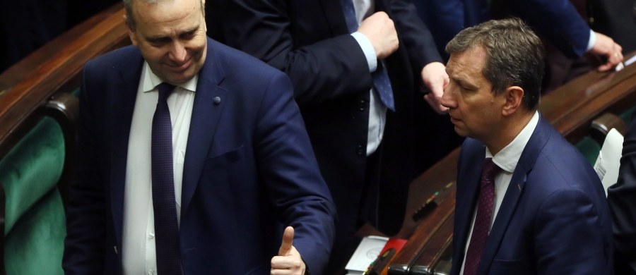 „Nie ma żadnego zagrożenia dla śledztw, które teraz prowadzi prokuratura wojskowa, będą one kontynuowane w prokuraturze powszechnej” – twierdzi Jacek Sasin z PiS. W sobotę Senat przyjął ustawę, która likwiduje właśnie prokuraturę wojskową, oraz łączy funkcje prokuratora generalnego i ministra sprawiedliwości.