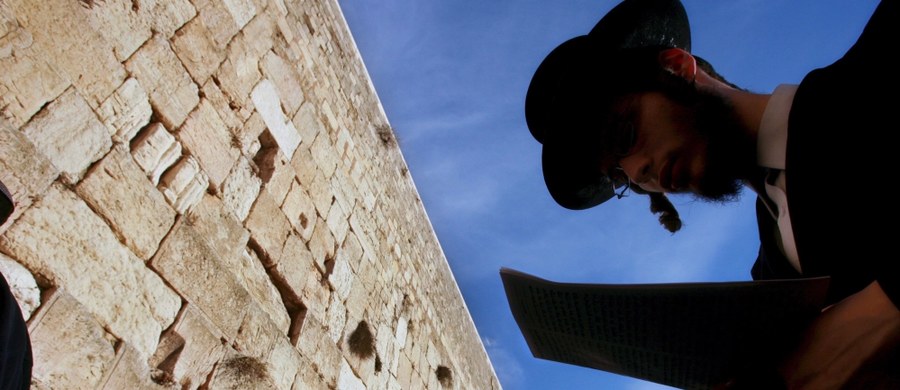Kobiety i mężczyźni będą mogli razem modlić się przy jerozolimskiej Ścianie Płaczu. Zmiany w prawie zaaprobował rząd Benjamina Netanjahu. "To wielkie zwycięstwo liberalnego nurtu w judaizmie" - tak decyzję komentują izraelskie media. 