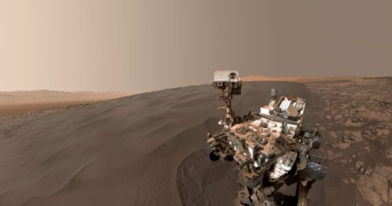 Najnowsze selfie, przesłane na Ziemie przez marsjański pojazd Curiosity, pokazuje kosmiczne laboratorium na tle ciemnej wydmy, która jest obecnym obiektem jego badań. Opublikowany przez agencje NASA obraz jest w rzeczywistości złożeniem aż 57 zdjęć wykonanych 19 stycznia z pomocą kamery MAHLI (Mars Hand Lens Imager).