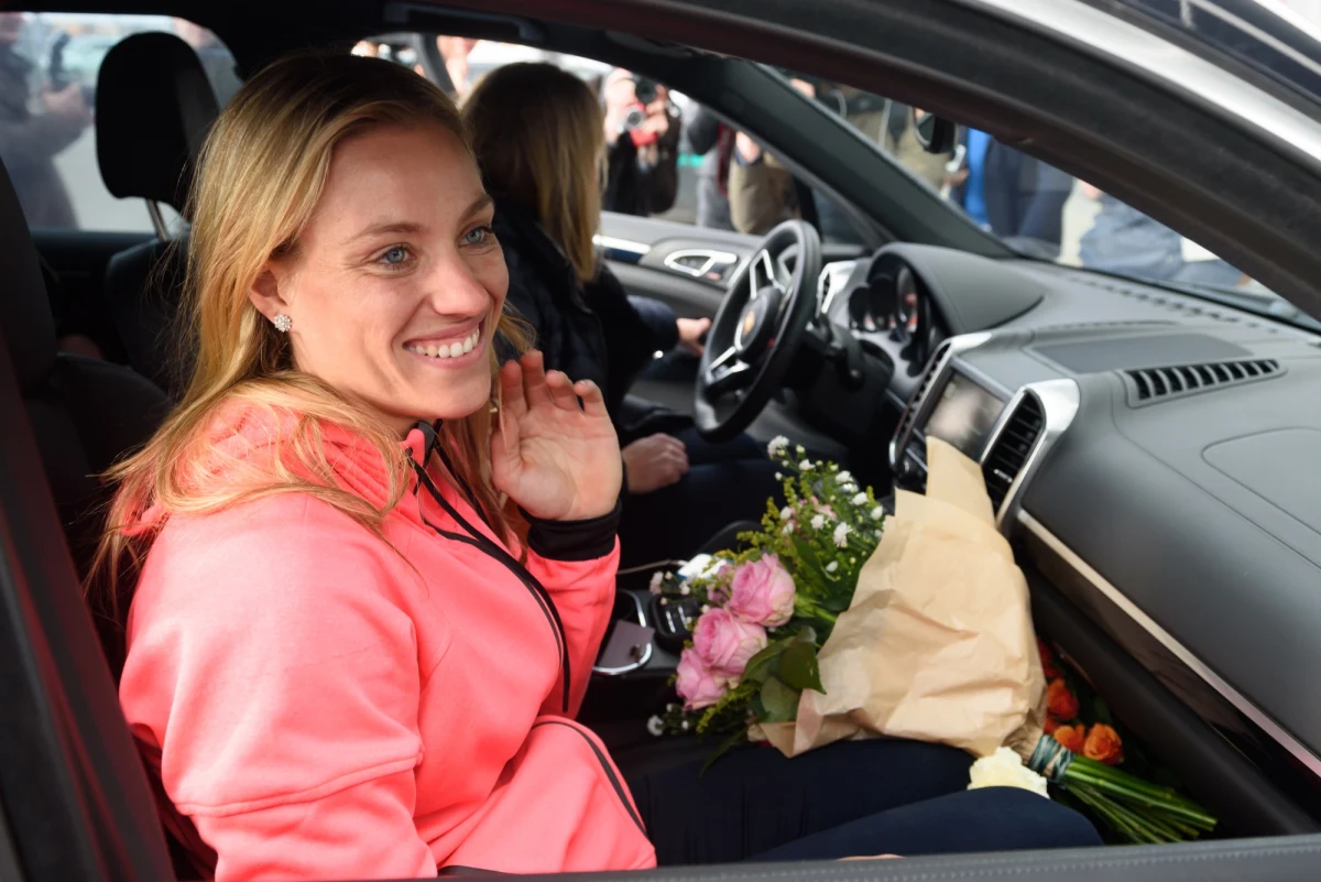 Ponad sto osób witało Andżelikę Kerber, niemiecką triumfatorkę tenisowego Australian Open, na lotnisku Ławica w Poznaniu.
