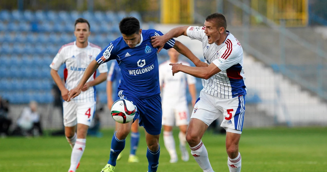 W Chorzowie Ruch (niebieskie stroje) pokonał Górnika 1-0