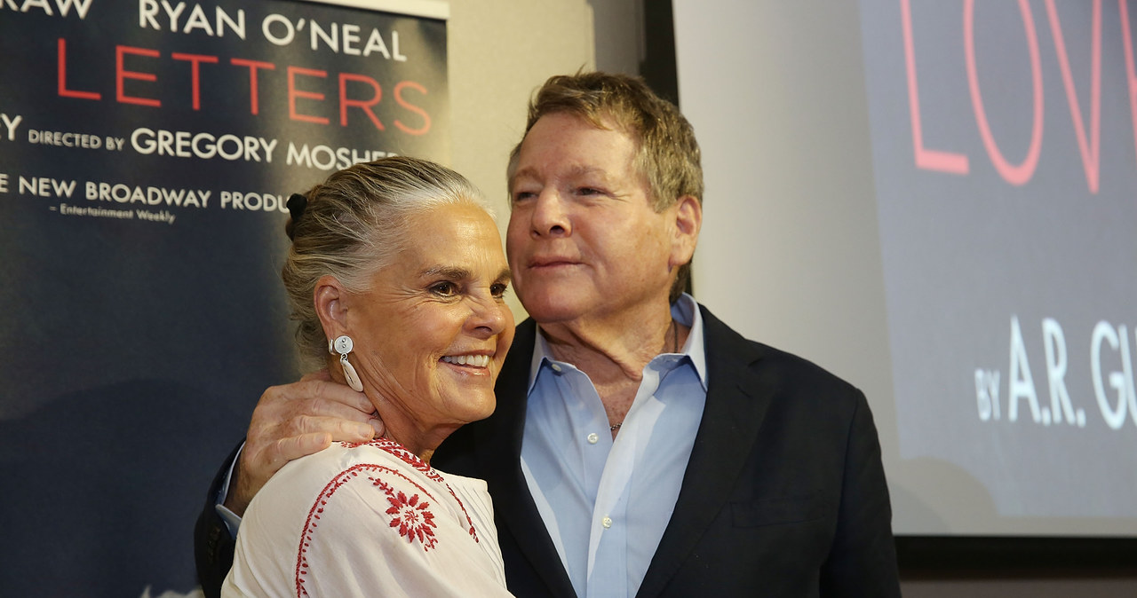 Ali MacGraw i Ryan ONeal, którzy zagrali w kultowym melodramacie z 1970 roku "Love story" odwiedzili kampus uniwersytetu Harvarda, gdzie kręcono część filmu. Ta wizyta związana jest z promocją spektaklu, w którym gra słynny aktorski duet.