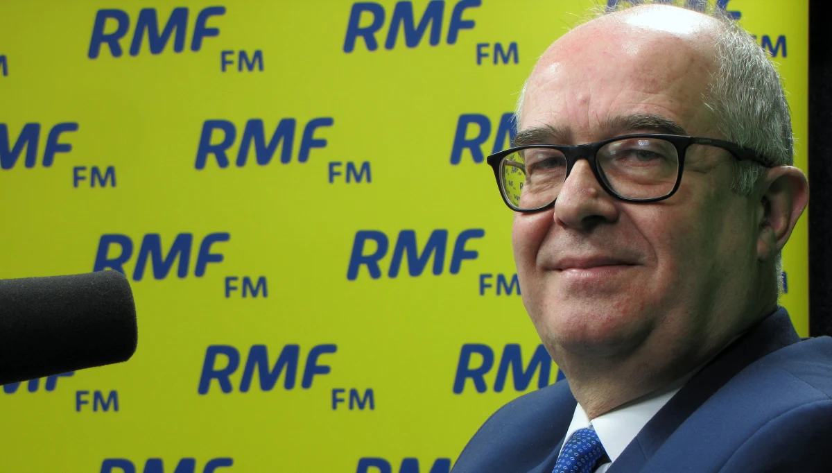 "Nie chcę się sam oceniać i kreować na kogoś, kto ma bardzo dobre samopoczucie. Instytucja pod moim kierownictwem działała różnie, ale nie ma idealnych instytucji" - mówi w Kontrwywiadzie RMF FM prokurator generalny Andrzej Seremet. "Nie mam poczucia klęski" - zaznacza, a pytany o największą porażkę odpowiada: "Amber Gold". Zdaniem Seremeta, nie tylko prokuratura, ale także inne organy państwa mogły w tej sprawie działać bardziej aktywnie. Gość Kontrwywiadu RMF FM jest przekonany, że koniec końców osąd jego urzędowania będzie pozytywny - "pod warunkiem, że będzie podejmowany obiektywnie i bez uprzedzeń". Czy rozdzielenie funkcji ministra sprawiedliwości i prokuratora generalnego nie sprawdziło się, a prokuratura stała się państwem w państwie? "To jest jakiś absurd. Nigdy nie można stworzyć takiego modelu, w którym prokuratura będzie całkowicie wyalienowanym organem państwa" - uważa Andrzej Seremet, a ponadto podkreśla: "Próba kwalifikowania prokuratury jako instytucji, która nie sprawdziła się w tym modelu, jest błędna". "Dlaczego przez 6 lat nie słuchano mnie? Mówiłem o dokończeniu modelu, który na stałe osadziłby prokuraturę w pejzażu ustrojowym organów państwa" - dodaje. Urzędowy testament? "Rozmawiałem ze Zbigniewem Ziobro kilka tygodni temu i wymieniłem mu sprawy, które wymagają pilnej koncentracji - np. śledztwo smoleńskie" - odpowiada gość RMF FM. "Istotą śledztwa jest odpowiedź na pytanie, jaka była przyczyna katastrofy - ta została ujawniona w marcu 2015 roku. Podano to jak na talerzu, ale nie chce się tego słuchać. Dziwię się, że tak szybko poszło to w zapomnienie" - mówi prokurator generalny. Pytany o to, czy Kancelaria Prezydenta przekazała na prośbę Prokuratury aneks do raportu WSI, odpowiada: "Nie". Dodaje, że do PG nie dotarł również policyjny raport o inwigilacji dziennikarzy.