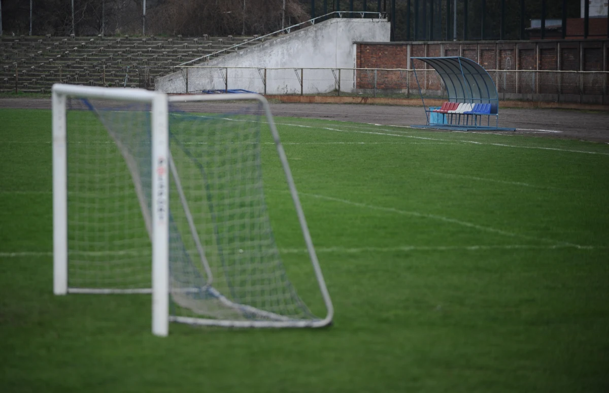 Internet to potężne narzędzie, które coraz bardziej wpływa na różne sfery naszego życia. Także na sport. A potrafi pomagać jak również i szkodzić. Internet wykorzystują zaradni kibice i beznadziejni ale sprytni piłkarze. Wykorzystują go również kluby.