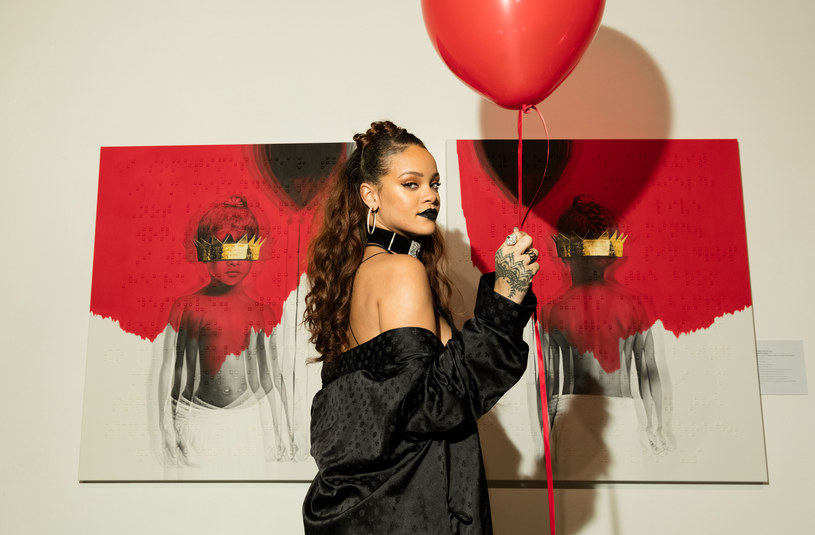 Wokalistka ze swoją ósmą płytą studyjną bije rekordy w sieci. Niestety, pobrania i wyświetlenia albumu nie idą w parze ze sprzedażą fizycznych egzemplarzy. Rihanna w pierwszym tygodniu miała nie sprzedać nawet tysiąca płyt. 