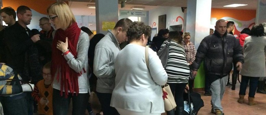 "Ponad sześć godzin czekamy na badanie u lekarza" - skarżą się rodzice pacjentów warszawskiego Szpitala Dziecięcego przy Niekłańskiej. Powód to trwający szczyt zachorowań wśród dzieci. W całym szpitalu jest 255 łóżek. Zajęte są wszystkie. Na korytarzach czekają tłumy pacjentów. "Trwa szczyt sezonu zachorowań, a nasz szpital cieszy się dużym powodzeniem" - tłumaczą lekarze.