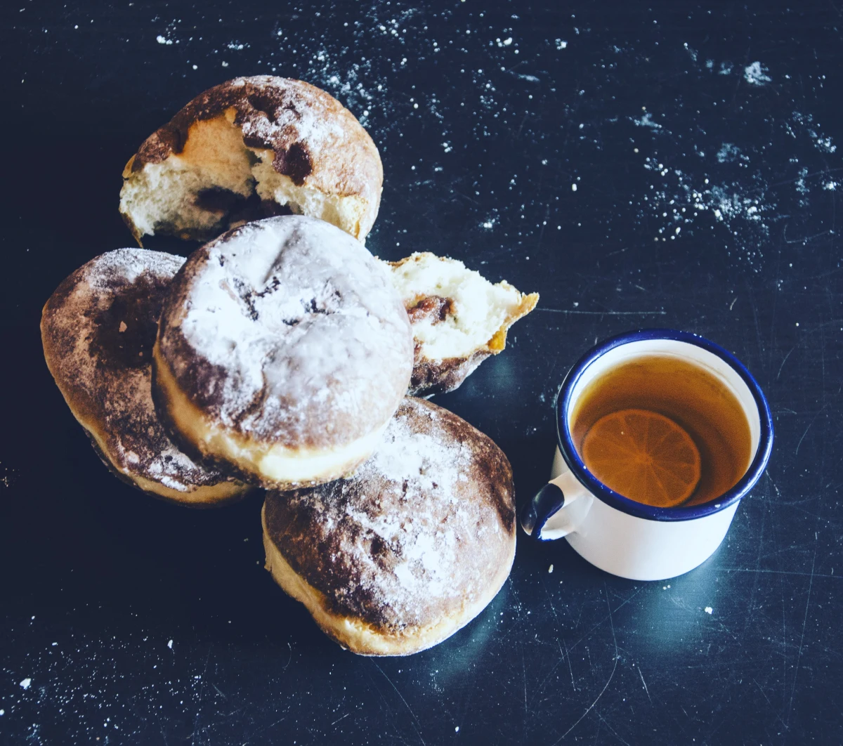 Dziś tłusty czwartek, więc tradycji powinno stać się zadość: tego dnia trzeba zjeść przynajmniej jednego pączka, najlepiej domowej roboty. Sprawdźcie w tym roku ten przepis!