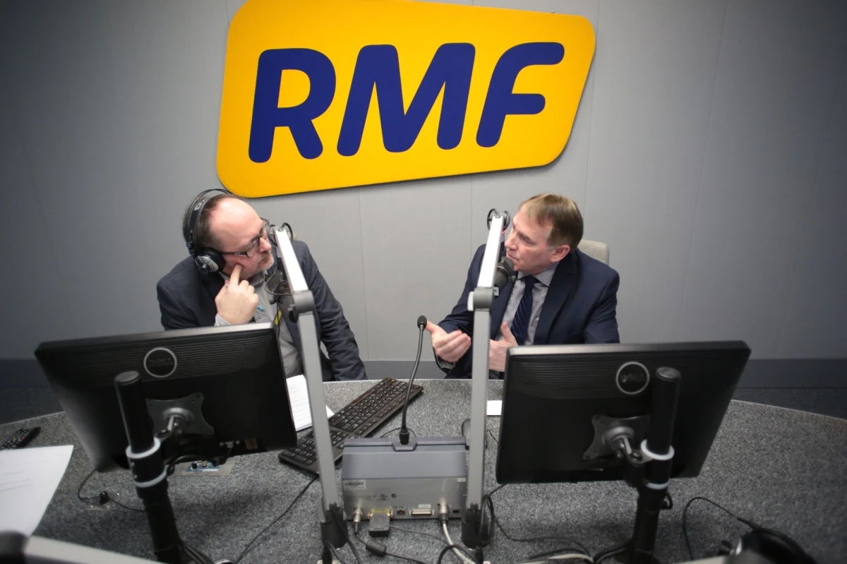 Polska oczekuje naszego zaangażowania, poparcia i obecności, Polska to zaangażowanie, wsparcie i obecność ma, to się nie zmieni - deklaruje w rozmowie z RMF FM wiceambasador USA w Polsce John C. Law. Dzień po deklaracji prezydenta Baracka Obamy w sprawie zwiększenia funduszy na obronę wschodniej flanki NATO, amerykański dyplomata mówi Grzegorzowi Jasińskiemu, dlaczego nie ma teraz planów powstania w Polsce stałych baz NATO. "To nie brak woli zapewnienia wszystkim równego bezpieczeństwa, to przekonanie, że teraz są inne skuteczniejsze sposoby, by to bezpieczeństwo zapewnić" - podkreśla.  