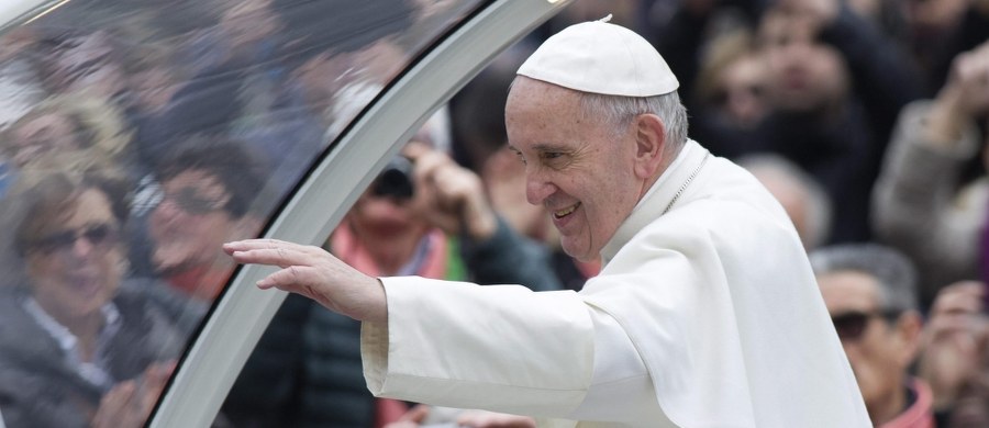 „Fakt” wraca w czwartkowym wydaniu do poruszającej historii małej Julki z Lubartowa. Kilka miesięcy temu dziennik pisał, że papież Franciszek przekazał ćwierć miliona złotych na jej leczenie. „Skazywana przez polskich lekarzy na amputację niewykształconych nóżek i kalectwo do końca życia Julka zaczęła samodzielnie chodzić. Właśnie wróciła z kliniki w USA, gdzie przeszła operację” – czytamy w dzienniku. 