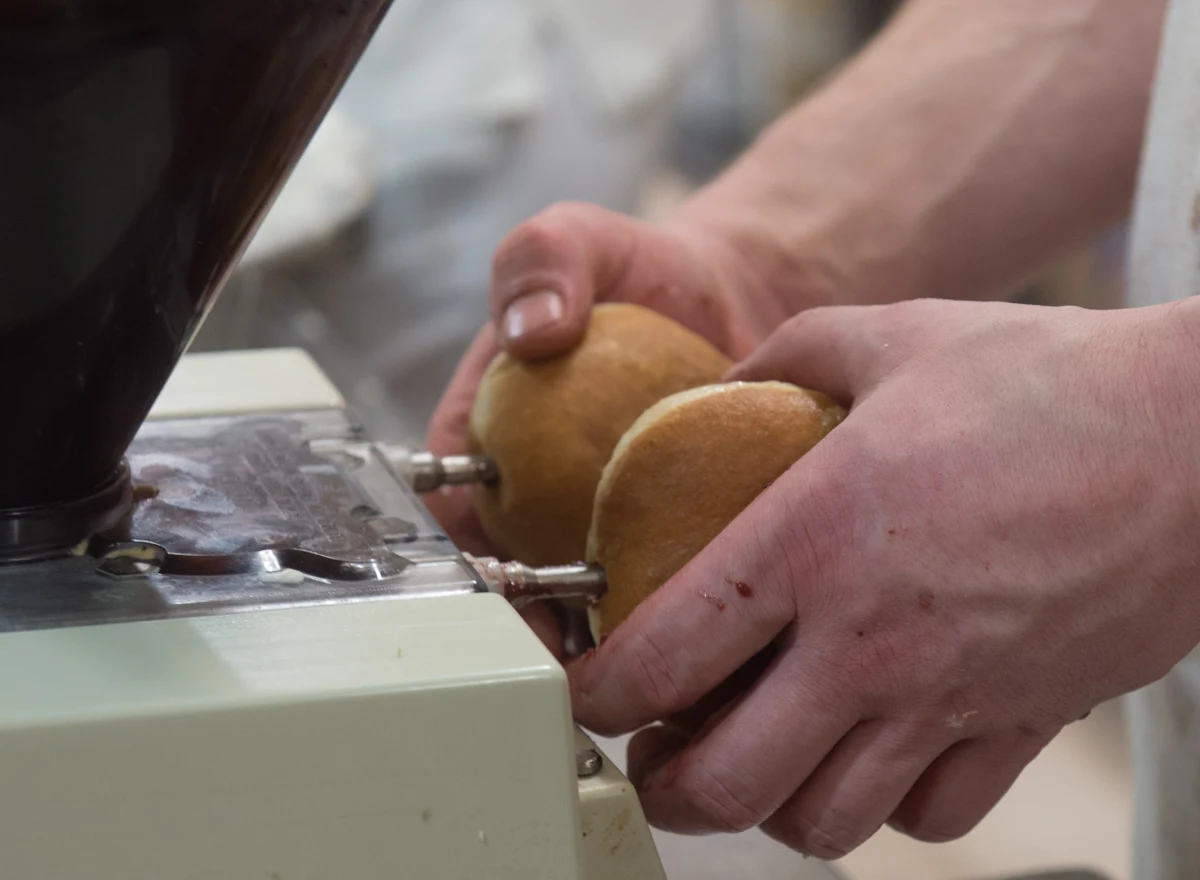 "Pączki mają bardzo długą historię, pojawiały się w różnych kulturach świata. Jedli je starożytni Rzymianie, plemiona germańskie. Form na świecie jest bardzo dużo" - mówi gość "Dania do Myślenia" w RMF Classic, kierownik Food Studies na Uniwersytecie SWPS Magdalena Tomaszewska-Bolałek. Pączki z boczkiem? "Wydaje mi się, że będzie powrót do pączków starodawnych nadziewanych słoniną i boczkiem, bo mamy ten trend mocno zaznaczony, jeśli chodzi o wyrób czekolady. Mamy czekoladę ze skwarkami" - odpowiada ekspert. Dlaczego ważne jest, by w Tłusty Czwartek zjeść chociaż jednego pączka? "Dawniej wierzono, że im więcej pączków zjemy, tym więcej pomyślności czeka nas w nadchodzącym roku" - mówi Tomaszewska-Bolałek. Dodaje, że pierwsze książki kucharskie w Polsce podają przepisy na pączki wyciskane w głęboki olej.