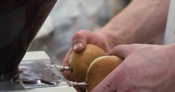 "Pączki mają bardzo długą historię, pojawiały się w różnych kulturach świata. Jedli je starożytni Rzymianie, plemiona germańskie. Form na świecie jest bardzo dużo" - mówi gość "Dania do Myślenia" w RMF Classic, kierownik Food Studies na Uniwersytecie SWPS Magdalena Tomaszewska-Bolałek. Pączki z boczkiem? "Wydaje mi się, że będzie powrót do pączków starodawnych nadziewanych słoniną i boczkiem, bo mamy ten trend mocno zaznaczony, jeśli chodzi o wyrób czekolady. Mamy czekoladę ze skwarkami" - odpowiada ekspert. Dlaczego ważne jest, by w Tłusty Czwartek zjeść chociaż jednego pączka? "Dawniej wierzono, że im więcej pączków zjemy, tym więcej pomyślności czeka nas w nadchodzącym roku" - mówi Tomaszewska-Bolałek. Dodaje, że pierwsze książki kucharskie w Polsce podają przepisy na pączki wyciskane w głęboki olej.