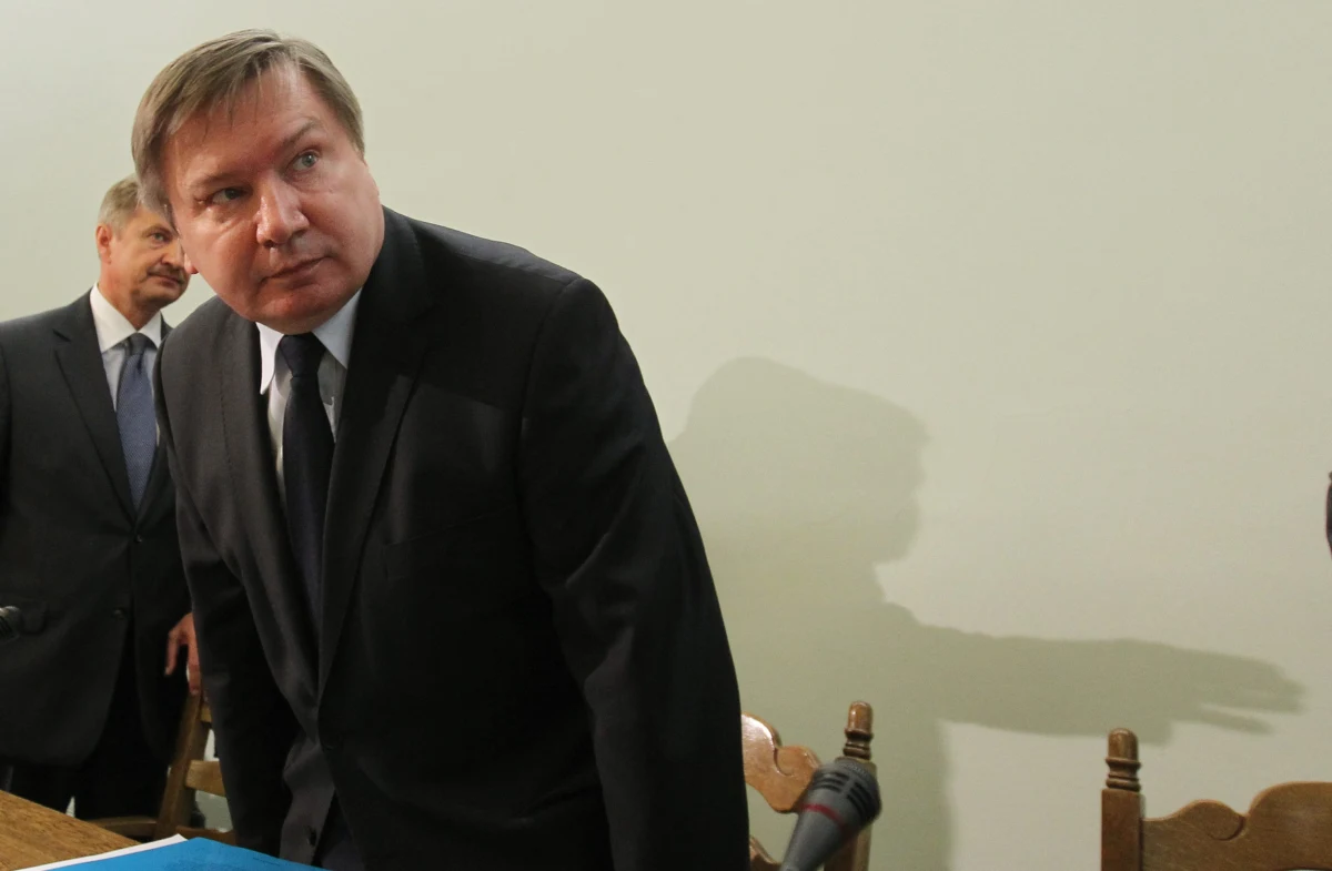 "Jeśli ktoś ma nowe informacje o katastrofie, to ma nie tylko prawo, ale i obowiązek powołać nową komisję" - tak Jerzy Miller, szef pierwszej komisji badającej okoliczności katastrofy smoleńskiej, komentuje w rozmowie z RMF FM powstanie nowej komisji, którą powoła dziś szef MON Antoni Macierewicz. Minister podpisze nowelizację jednego z rozporządzeń, która da szefowi MON możliwość wznowienia badania wypadku albo incydentu lotniczego, "gdy zostaną ujawnione nowe okoliczności lub dowody mogące mieć istotny wpływ na ich przyczyny".