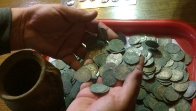 Monety sprzed kilkuset lat odnalezione w Wałbrzychu: Będą dalsze poszukiwania [ZDJĘCIA]