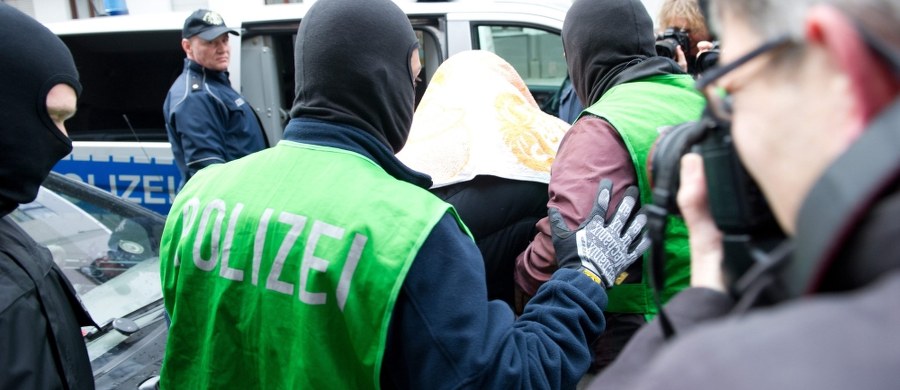 Niemiecka policja rozbiła w czwartek czteroosobową grupę islamskich terrorystów planujących zamach w Berlinie. Dwie osoby zatrzymano. Głównym podejrzanym jest 35-letni Algierczyk z ośrodka dla uchodźców w Attendorn w Nadrenii Północnej-Westfalii.