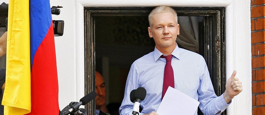 Jeśli twórca portalu WikiLeaks Julian Assange opuści teren ambasady Ekwadoru w Londynie, zostanie aresztowany - zapowiedziała brytyjska policja. Assange mówił, że odda się w ręce służb, jeśli badający jego sprawę zespół ONZ orzeknie w piątek na jego niekorzyść. 