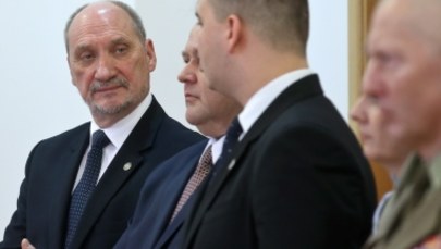 Neumann: To cyrk. Znów będziemy słyszeć o mgle i parówkach. Macierewicz może wywołać wojnę z Rosją