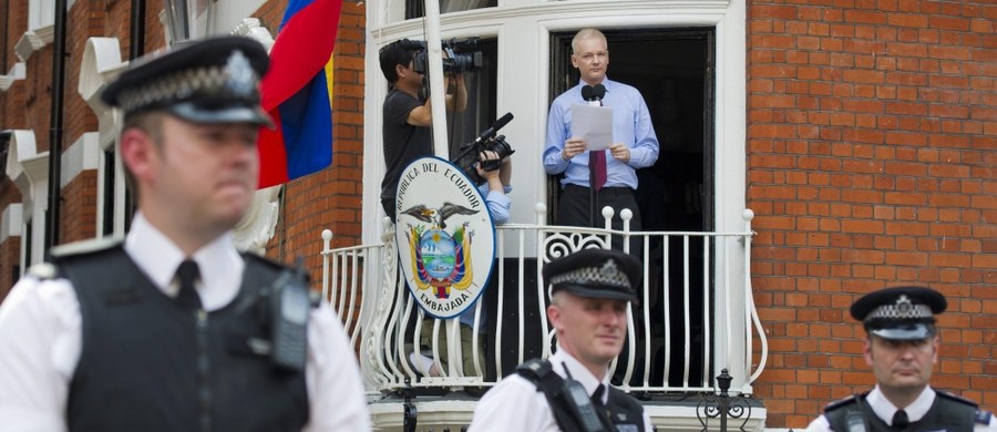 Twórca portalu WikiLeaks Julian Assange, chroniący się w ambasadzie Ekwadoru w stolicy Wielkiej Brytanii, jest arbitralnie przetrzymywany - ogłosiła w oświadczeniu specjalna grupa robocza ONZ ds. arbitralnych zatrzymań. Rozpatrywała ona wniosek Assange'a o pomoc, w którym przekonywał, że czas spędzony przez niego w ambasadzie jest właśnie arbitralnym przetrzymywaniem. Podkreślał, że został pozbawiony podstawowych wolności, w tym dostępu do światła słonecznego, świeżego powietrza, a także do świadczeń medycznych. Z wyrokiem nie zgadzają się Wielka Brytania i Szwecja.