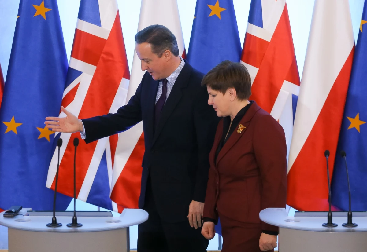 "Polacy wpłacają więcej do budżetu brytyjskiego, niż z niego otrzymują w postaci świadczeń socjalnych. Pracownicy z nowych państw członkowskich, w tym Polacy, to 1,3 proc. korzystających z zasiłków w Wielkiej Brytanii. Skala zjawiska jest bardzo mała" - mówi gość "Dania do Myślenia" w RMF Classic, szef działu spraw europejskich Polityki Insight Joanna Popielawska. "Problem niestety jest sztuczny, ale został w taki sposób rozdmuchany, że teraz sami Brytyjczycy wskazują, że to jeden z głównych problemów, jakie widzą" - uważa ekspert. Zdaniem Popielawskiej spotkanie Szydło-Cameron jest ważne dla obu stron, bo kwestia zasiłków jest najtrudniejszą kwestią w negocjacjach. "Polska ma największy interes, bo ewentualna zmiana dotknie szczególnie Polaków pracujących na wyspach, a Cameron musi dowieść swoim wyborcom, że jakieś ograniczenia tutaj uzyska" - komentuje gość RMF Classic.