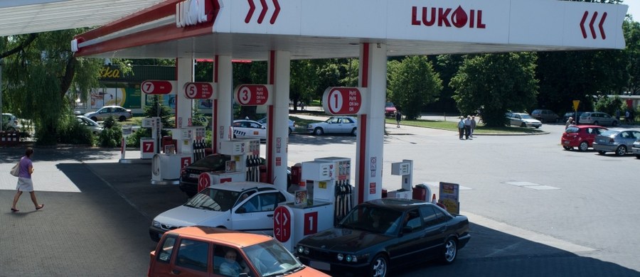 Koncern Łukoil i austriacka AMIC Energy Management porozumiały się w sprawie sprzedaży austriackiej firmie około 230 stacji paliwowych Łukoilu na terytorium Litwy, Łotwy i Polski.