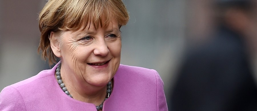 Największym prezentem dla prezydenta Rosji Władimira Putina byłby upadek Angeli Merkel - pisze dziennik "Die Welt". Porażka niemieckiej kanclerz utrzymującej politykę sankcji wobec Moskwy pozwoliłaby Putinowi przyspieszyć proces rozbijania UE. "Prezydent Rosji widzi szansę na znaczne przyspieszenie realizowanego przez siebie planu rozbicia Unii Europejskiej. Upadek Angeli Merkel oznaczałby usunięcie z drogi centralnej politycznej liderki, która dotąd utrzymuje Europę na kursie sankcji wobec Rosji jako odpowiedzi na agresję na Ukrainie" - twierdzi autor komentarza Richard Herzinger. 
