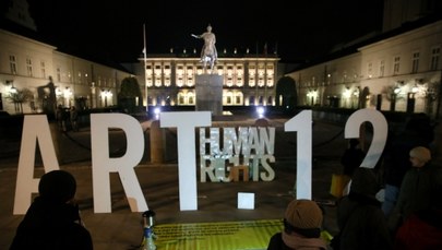 Kilkaset osób na manifestacji w Warszawie. "Władzo, wyloguj się z mojego prywatnego życia!" 