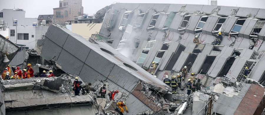 Do czternastu wzrosła liczba ofiar piątkowego trzęsienia ziemi o sile 6,4 stopnia w skali Richtera na południu Tajwanu. Rannych jest nawet kilkaset osób, a ponad 100 uznano za zaginione. W mieście Tainan, w pobliżu którego znajdowało się epicentrum wstrząsów, zawaliło się kilka budynków - w tym 17-piętrowy wieżowiec, zamieszkiwany przez 256 osób. Pod zwałami gruzu może być uwięzionych około 35 osób. Akcja ratunkowa trwa.
