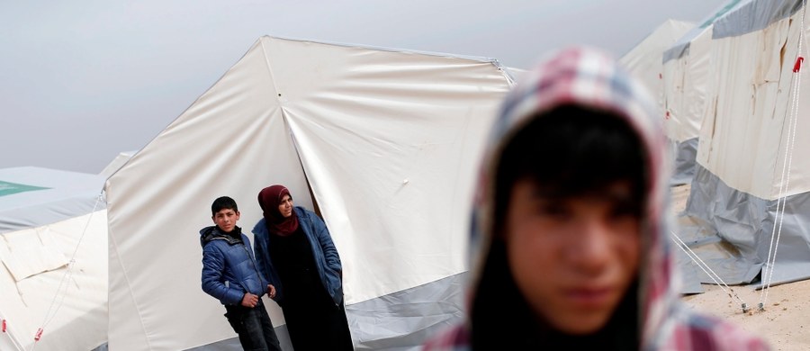 Granica Turcji pozostaje otwarta dla uchodźców z Syrii, uciekających przed atakami wojsk reżimu syryjskiego na Aleppo - powiedział w Amsterdamie szef tureckiej dyplomacji Mevlut Cavusoglu. UE obawia się kolejnej dużej fali uchodźców.
