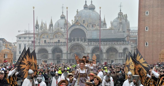130 tysięcy osób przybyło w sobotę na karnawał do Wenecji. W dniu kulminacji zabaw pod gołym niebem miasto przeżyło prawdziwy najazd turystów z całego świata.