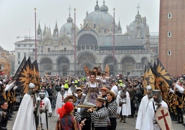 Karnawałowe szaleństwo w pełni, 130 tysięcy osób bawi się w Wenecji