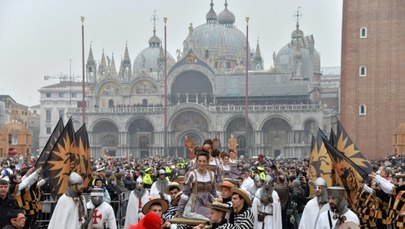 Karnawałowe szaleństwo w pełni, 130 tysięcy osób bawi się w Wenecji