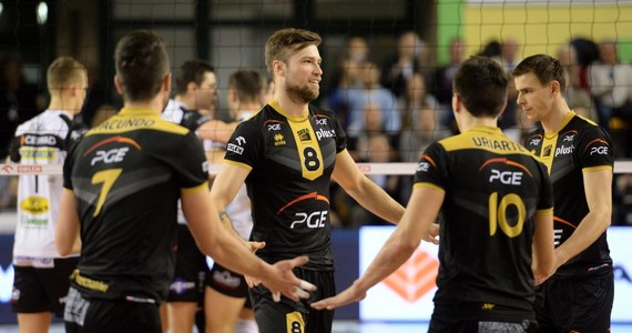 PGE Skra Bełchatów pokonała 3:1 (18:25, 25:20, 25:18, 26:24) Asseco Resovię Rzeszów we Wrocławiu w półfinale turnieju Pucharu Polski siatkarzy. W finale zmierzy się z ZAKSĄ Kędzierzyn, która wcześniej wygrała z Lotosem Trefl Gdańsk 3:0.